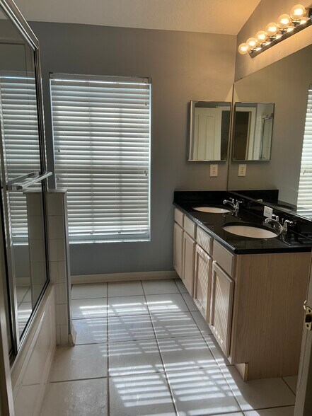 Master bathroom - 9909 New Parke Rd