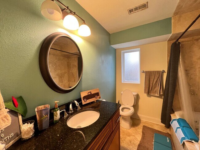 Building Photo - Spacious home with large yard & Detached G...