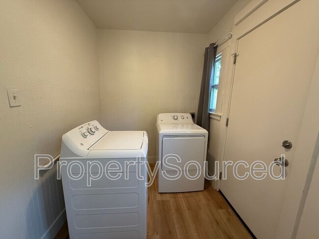 Building Photo - 940 N Sierra Nevada St