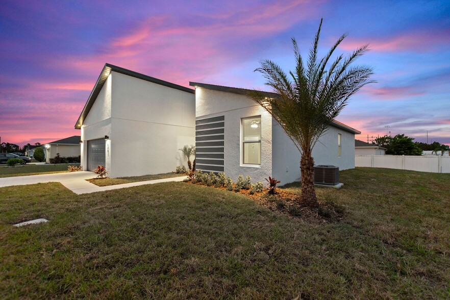 Building Photo - 825 Colville Dr