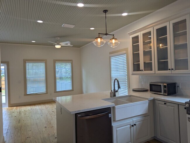 Building Photo - Stunning Fully Renovated 3-Bedroom, 2-Bathroom Cottage-Style Home