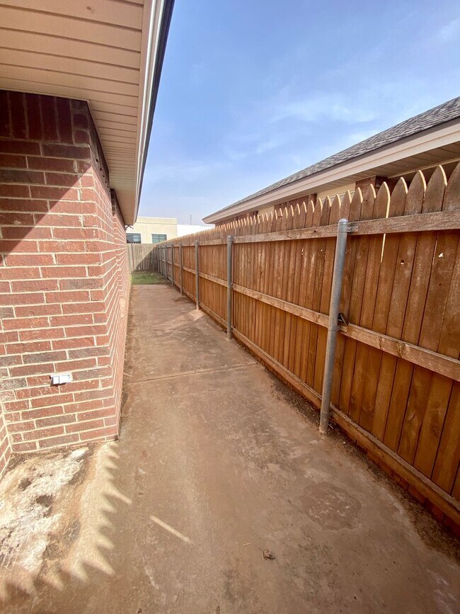 Building Photo - 504 N Brentwood Ave