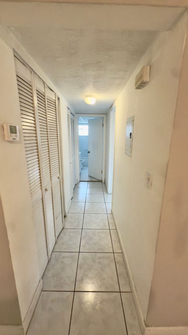 Building Photo - Spacious 1-Bed Condo in Sutton House – 974...