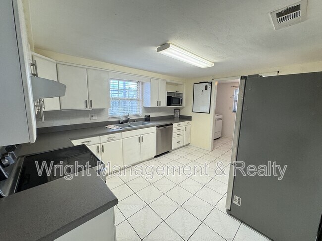 Building Photo - 10921 Norwood Ave