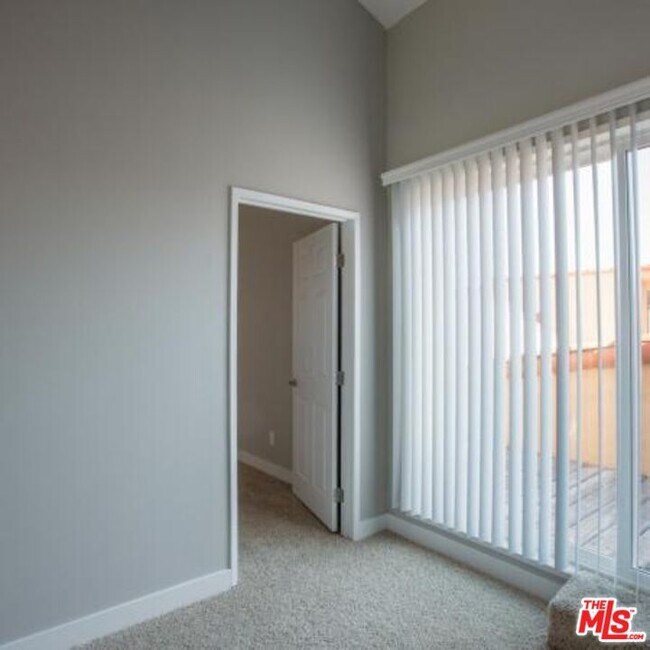 Building Photo - 6600 Beachview Dr