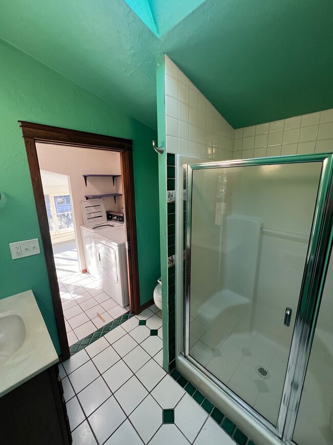 Building Photo - 5BD/2BA Gorgeous Vintage Home