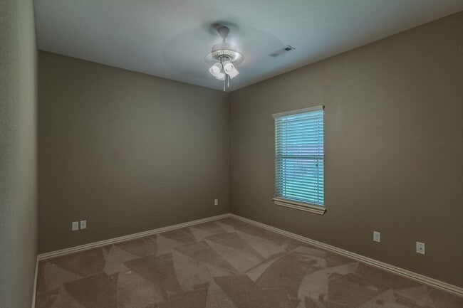Building Photo - 4 BR Farmington Home!