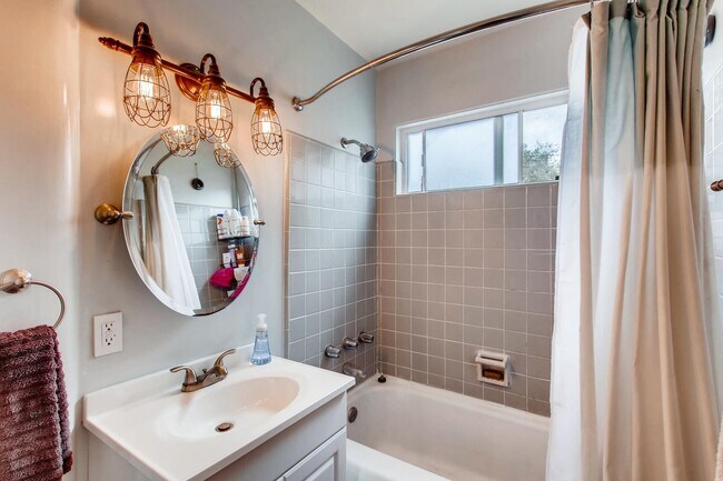 Building Photo - Charismatic 2 Bedroom/1 Bath Home For Rent in South Park!