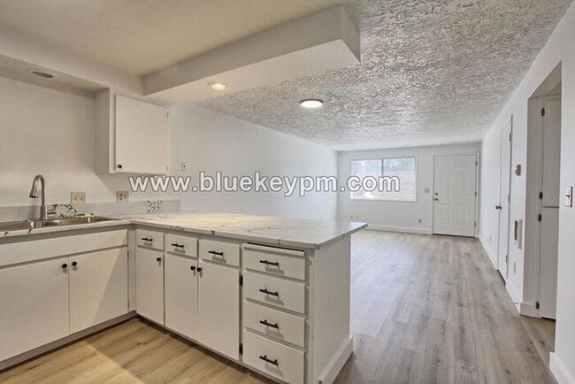 Building Photo - 2 Bed, 1 Bath Unit in Battle Ground in a 55+ Complex 2 blocks off Main Street