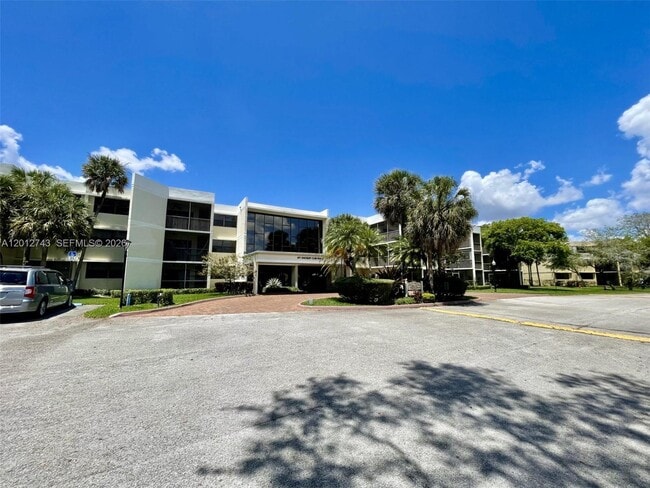 Building Photo - 491 Racquet Club Rd