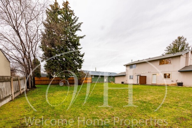 Building Photo - Spacious 2 bedroom duplex with attached garage