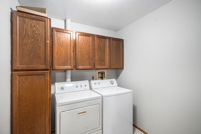 Building Photo - 13950 E Oxford Pl