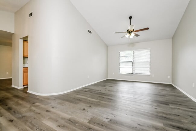 Building Photo - 10119 Deepbrook Dr