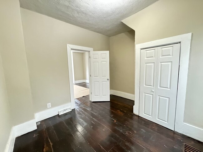 Building Photo - ** Move IN Special ** 2 bedroom 1 bath hom...