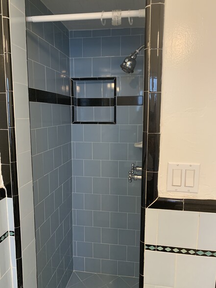 Building Photo - 802 N Sweetzer Ave