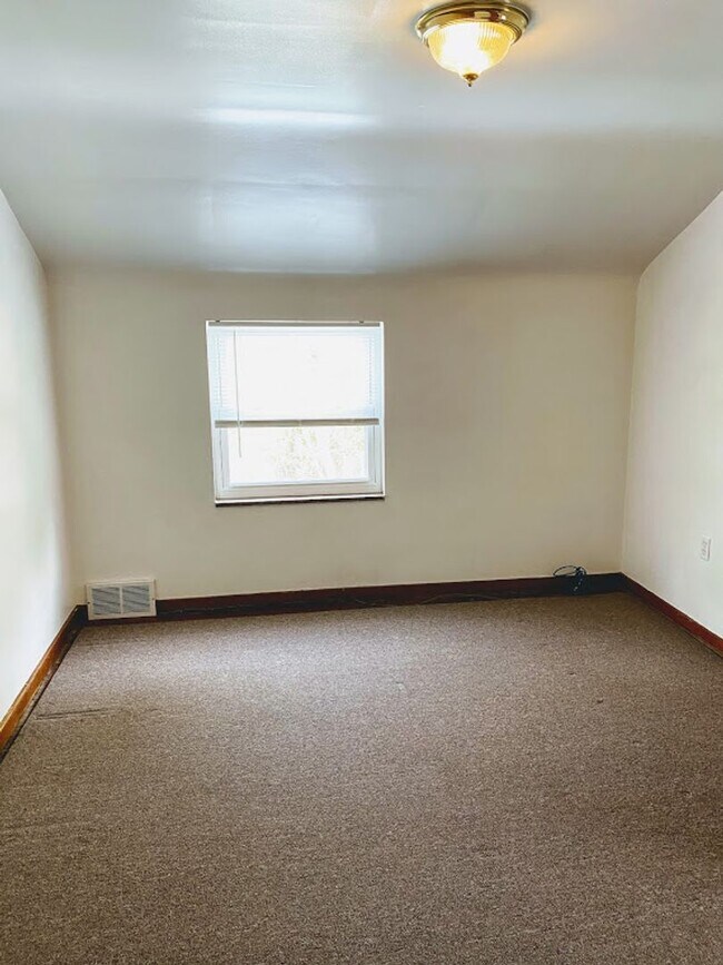 Building Photo - Nice sized Two Bedroom House!