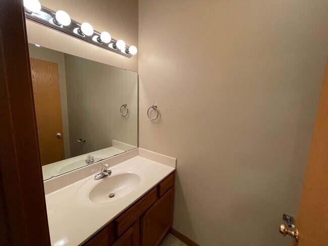 Building Photo - 3 Bedroom 3.5 Bath Townhouse