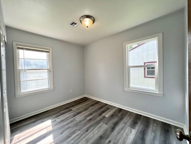 Building Photo - Remodeled Residential Home on East Side - Preleasing for 26/27 School Year!