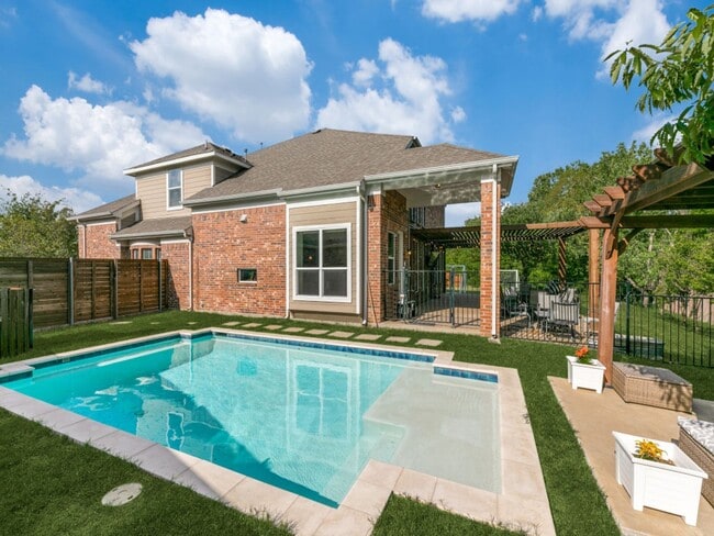 Building Photo - This home is a must see!!