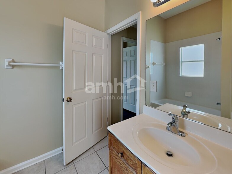 Building Photo - 705 Waterlily Way
