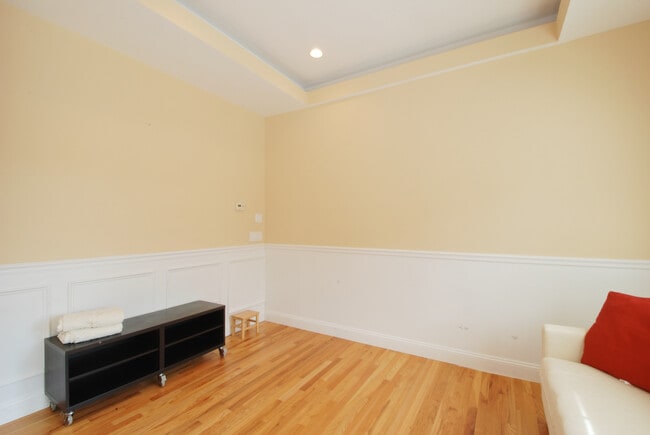 Building Photo - 638 Hope St