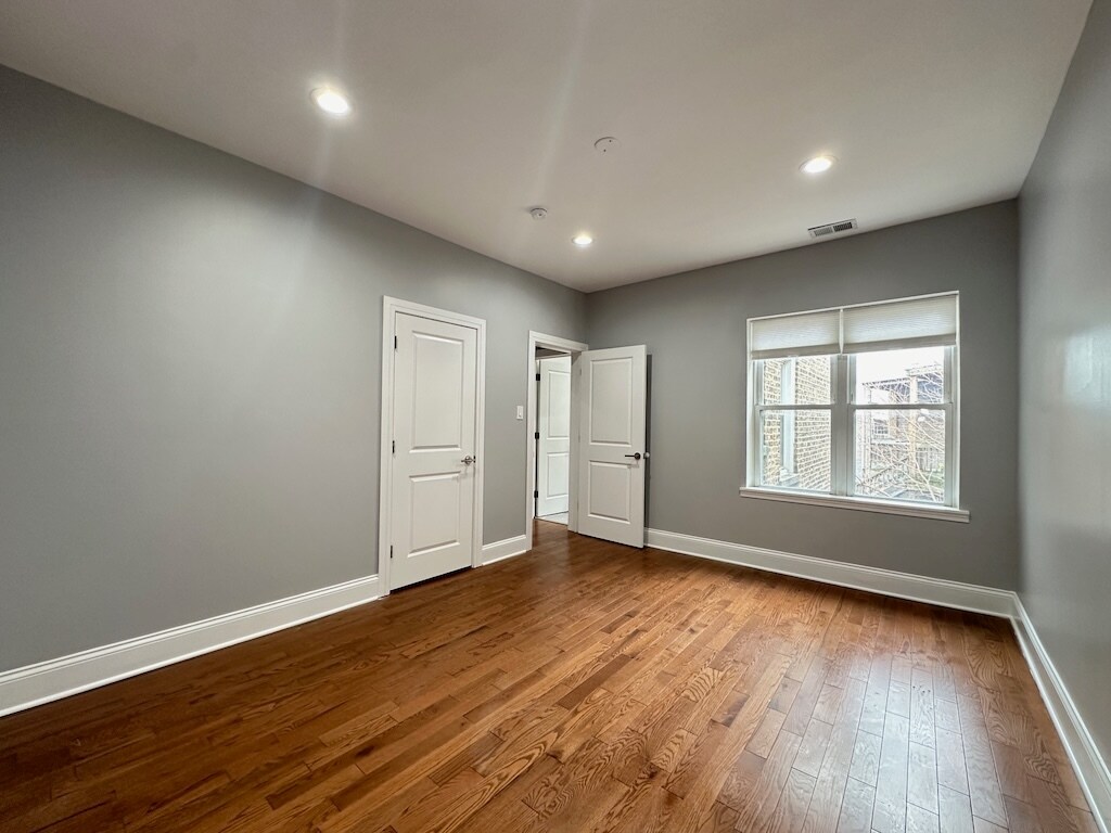 Building Photo - 1149 W Lunt Ave