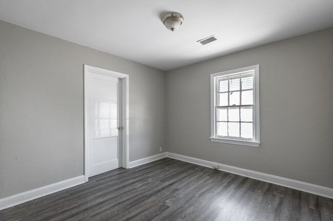 Building Photo - Newly Renovated 2 Bedroom 1 bath Home