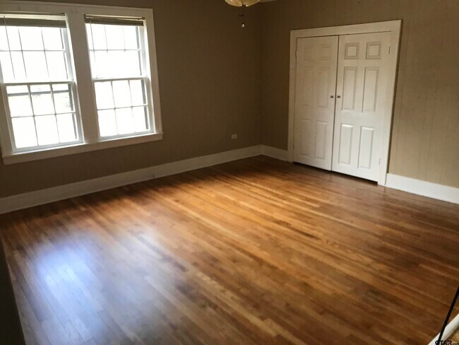 Building Photo - 208 W Phillips St