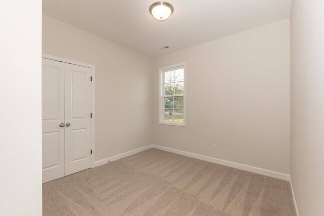 Building Photo - Three Bedroom Home!