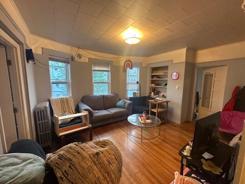 Primary Photo - 69 Conwell Ave