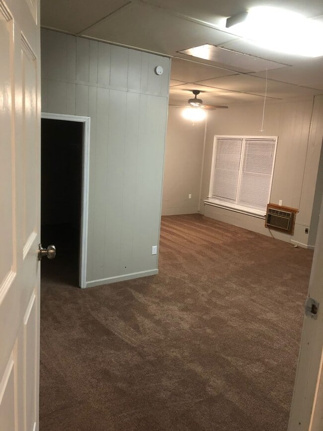 Building Photo - 3 bed/ 1 bath ranch