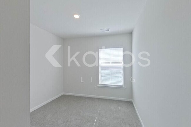 Building Photo - 2407 Banyan Cir