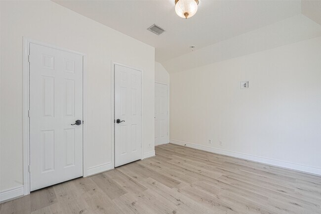 Building Photo - 5703 Saragosa Dr