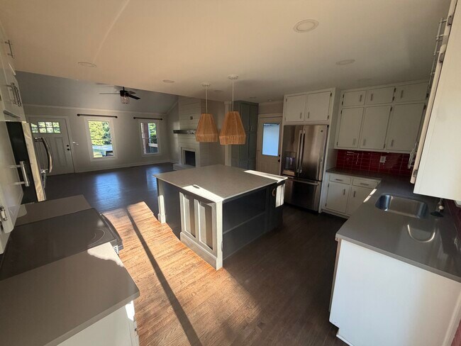 Building Photo - 3270 Glasco Dr