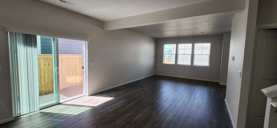 Building Photo - 2215 Livesay Ln