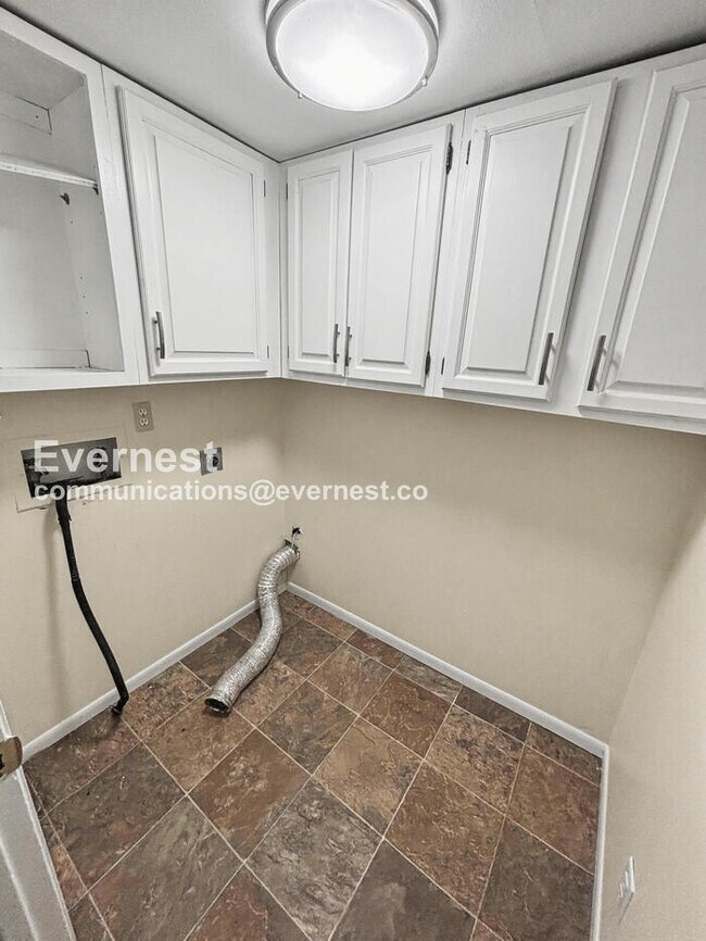 Building Photo - 5 Bed, 2.5 Bath Home with Fenced Yard & Garage / Available Soon!