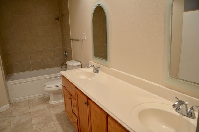 Building Photo - Beautiful and spacious 3 bed 2 bath.