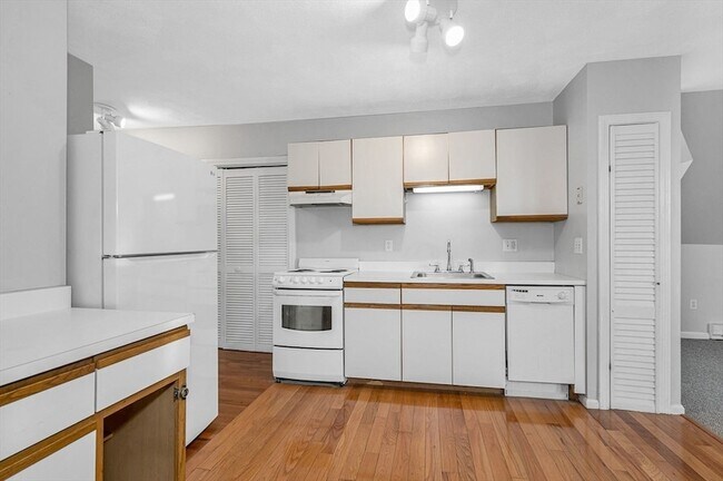 Building Photo - 18 Epping St