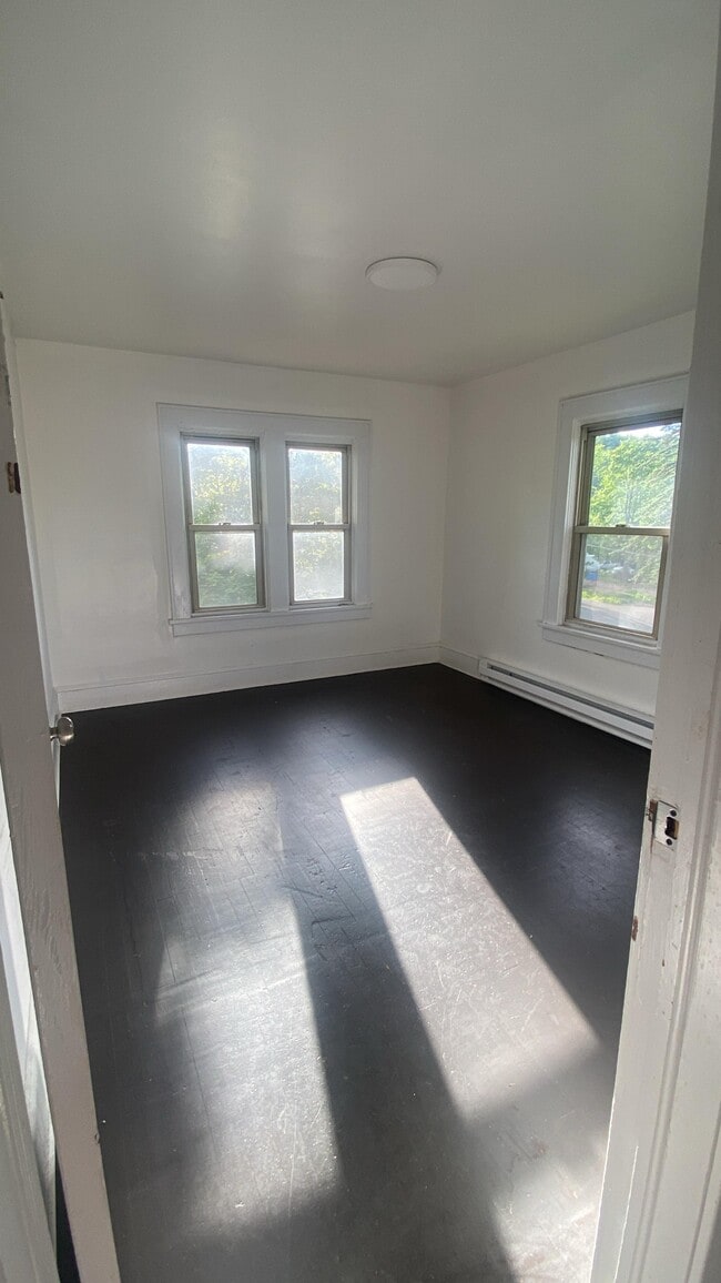 Building Photo - 146 Pleasant St Ext