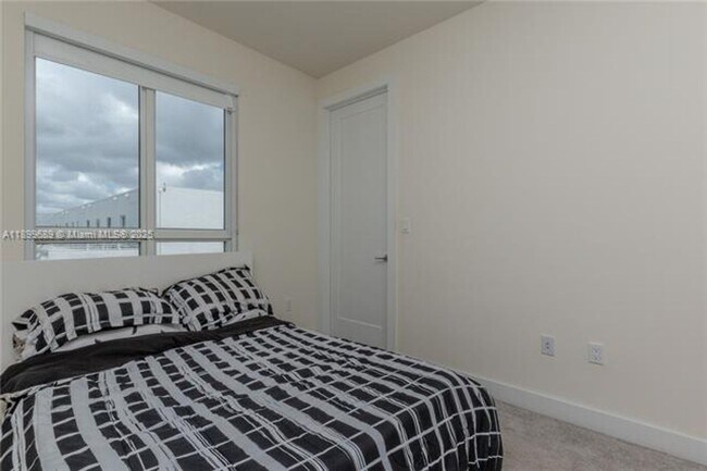 Building Photo - 10245 NW 63rd Terrace