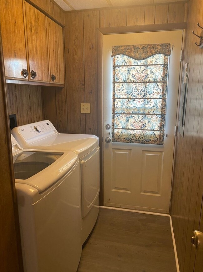 Building Photo - Waterfront 3 bedroom 2 bath