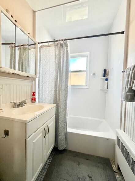 Building Photo - 81 Cresthill Rd