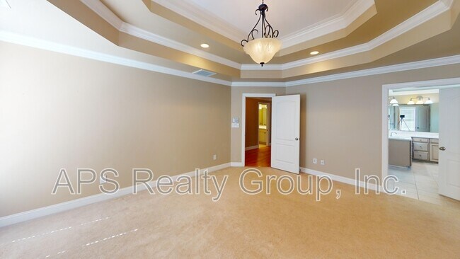 Building Photo - 2140 Rossmore Rd