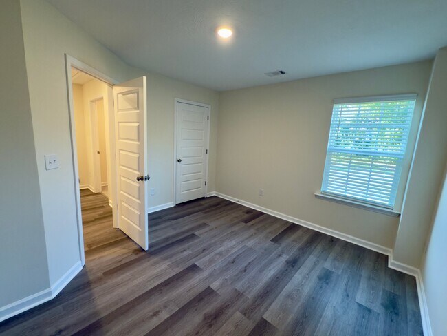 Building Photo - 613 Pershing Dr