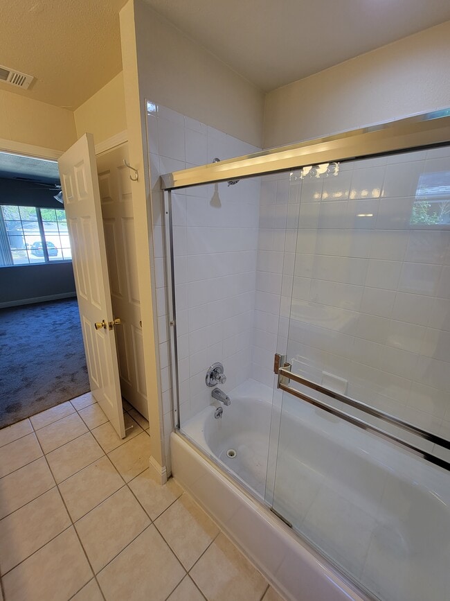 Building Photo - 158 Hall Ln