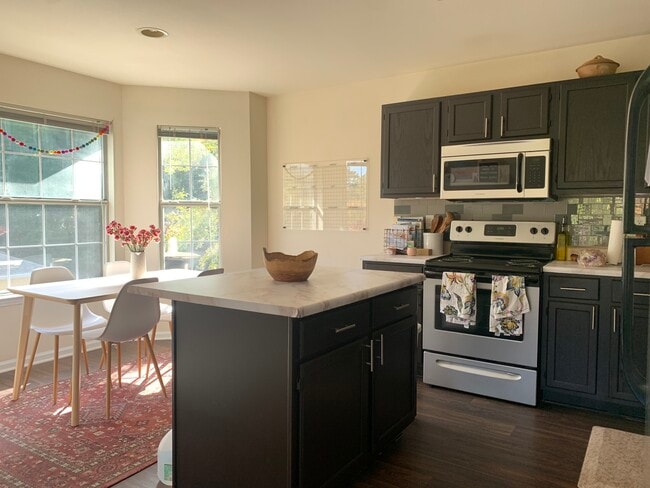 Kitchen / dining nook - 327 Edisto Ct