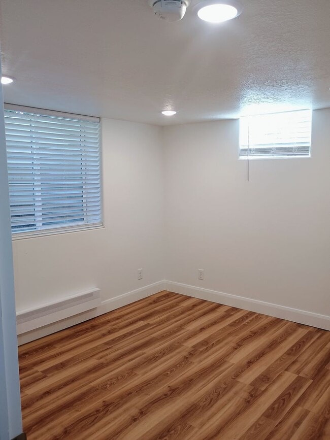 Building Photo - 164 N 400 W