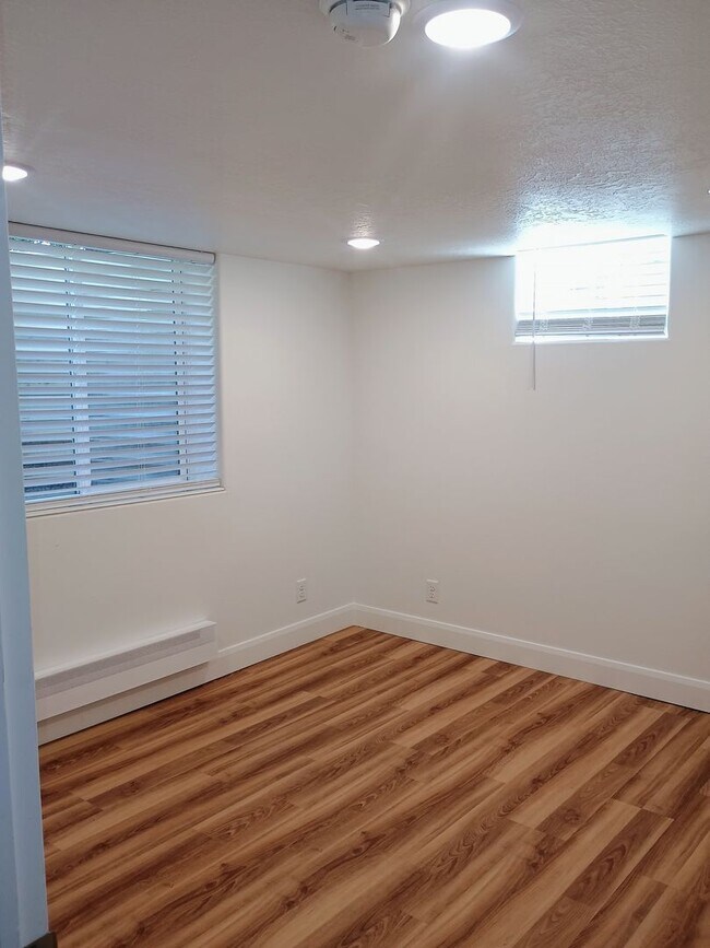 Building Photo - (400 W) Left Duplex
