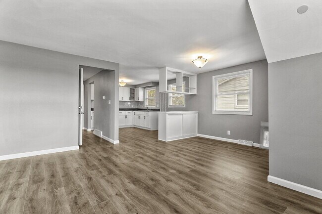 Building Photo - Big, Bold, and Beautiful Upper Unit!