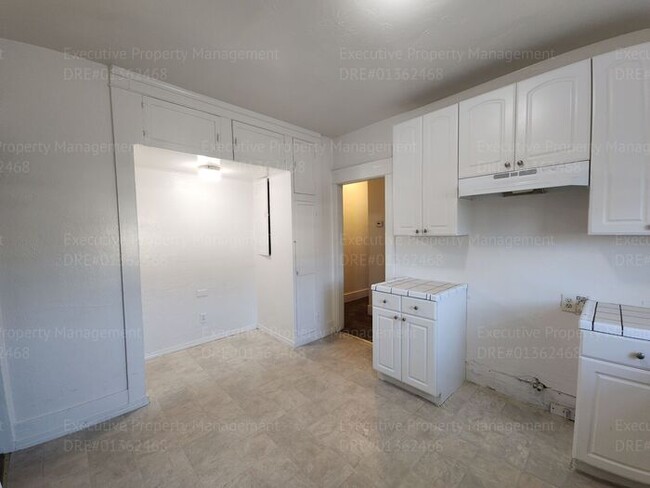 Building Photo - Move in ready. 3 bedrooms/ 1.5 bath, yard,...